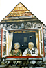 Älteste Fassadenmalerei: Oma und Opa am Fenster